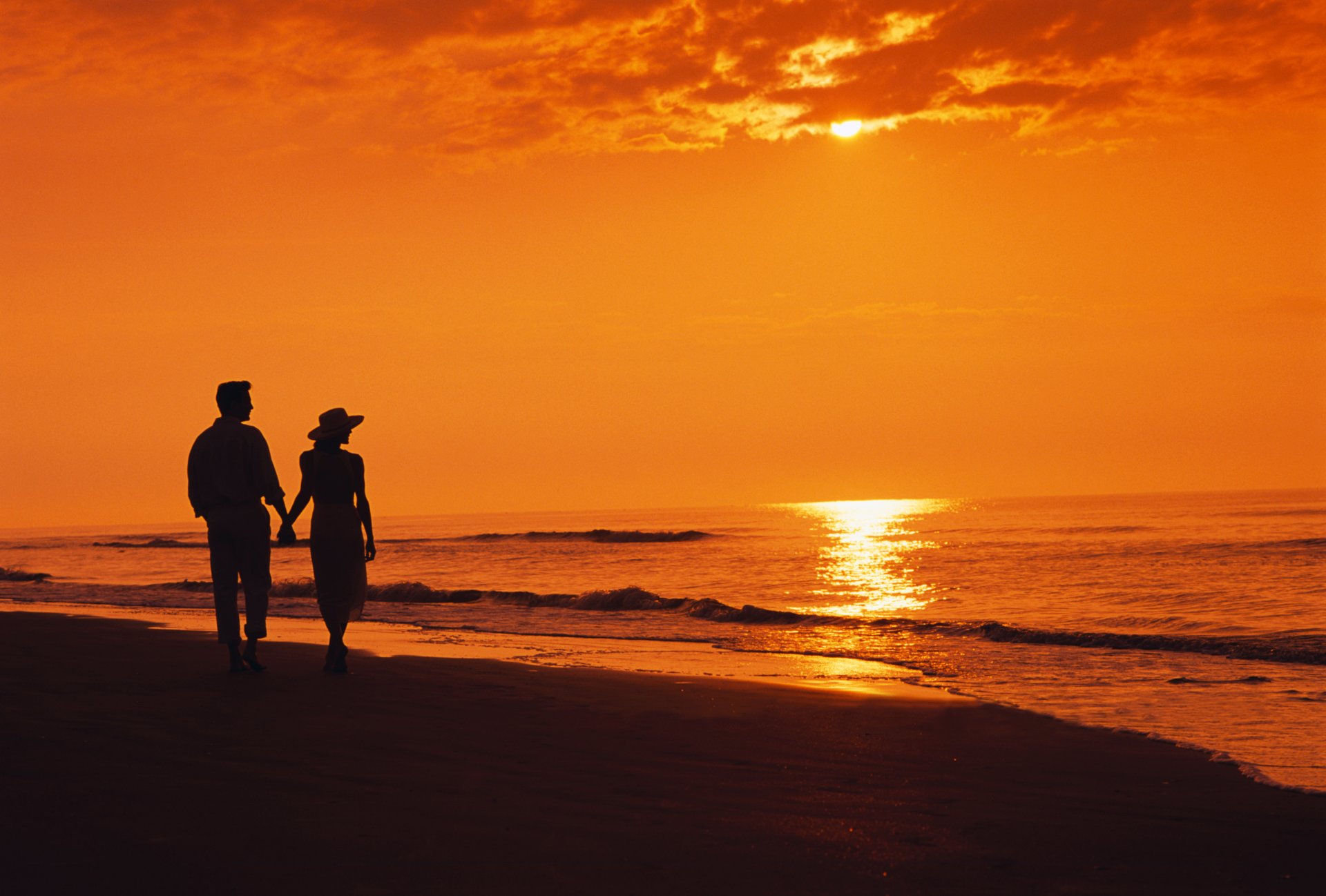 deux soir mer plage silhouettes coucher de soleil tourisme