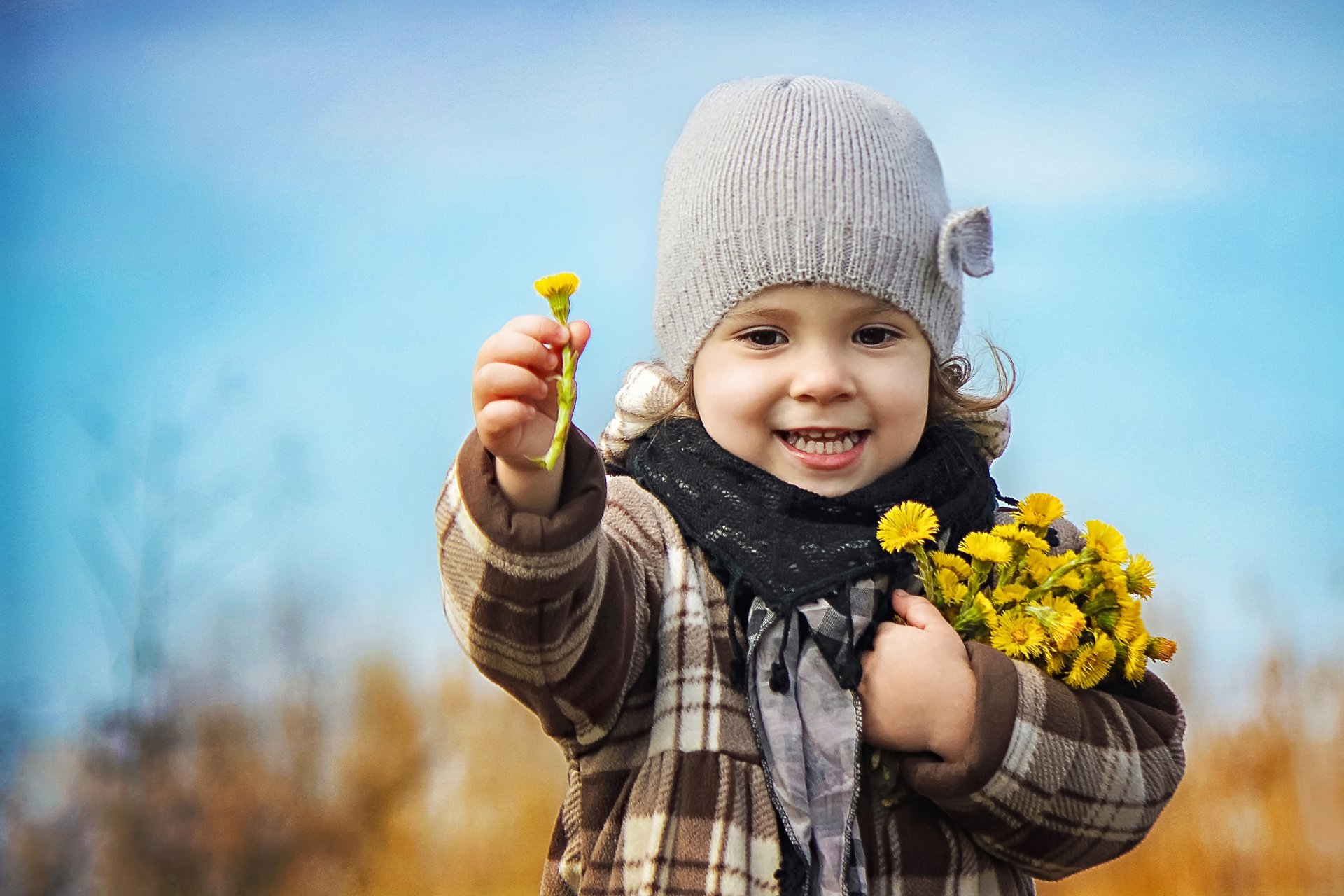 jeune fille enfants nature printemps un bouquet de fleurs de tussilage