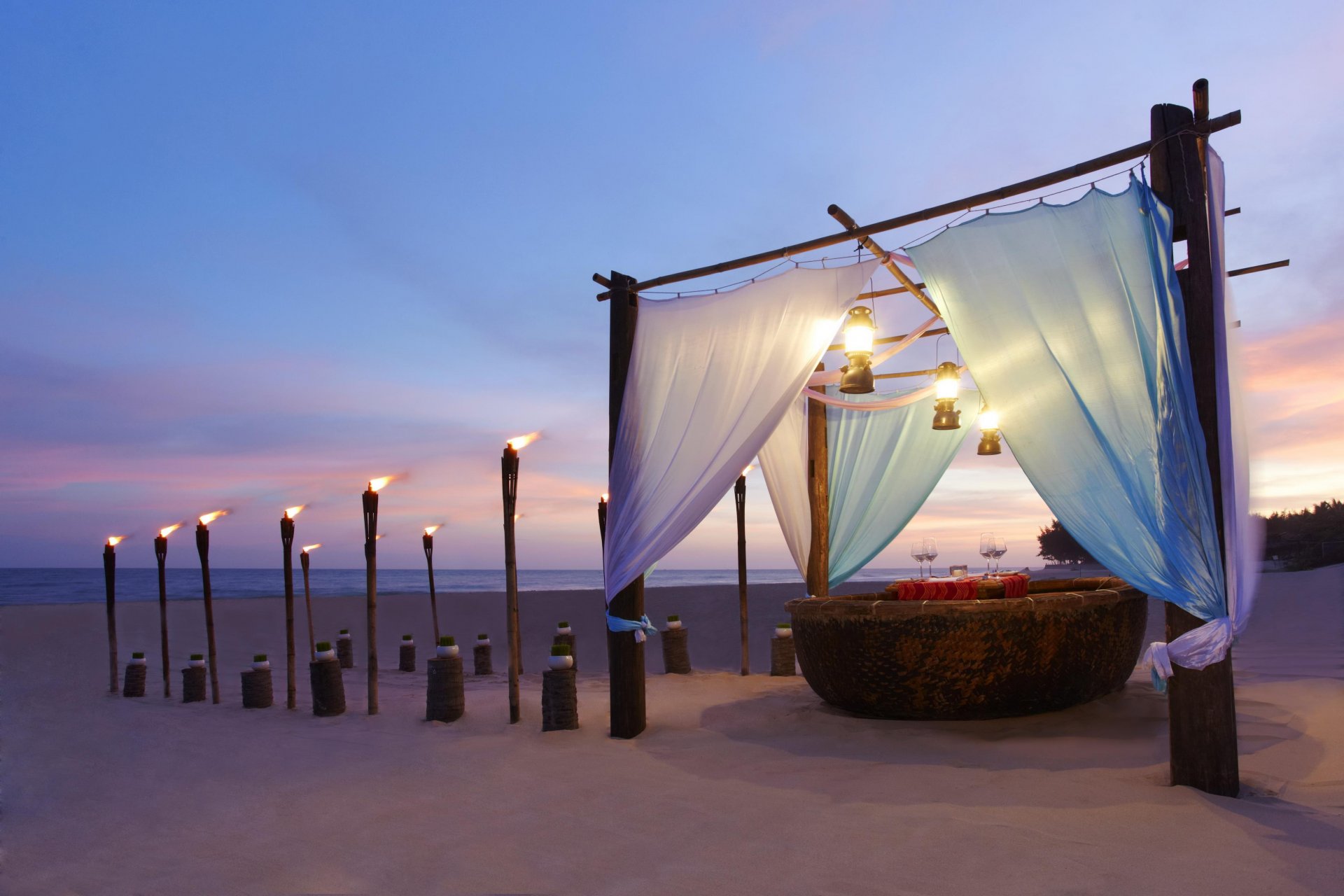 le soir plage dîner de torches de l océan de la romance coucher de soleil romantique afficher