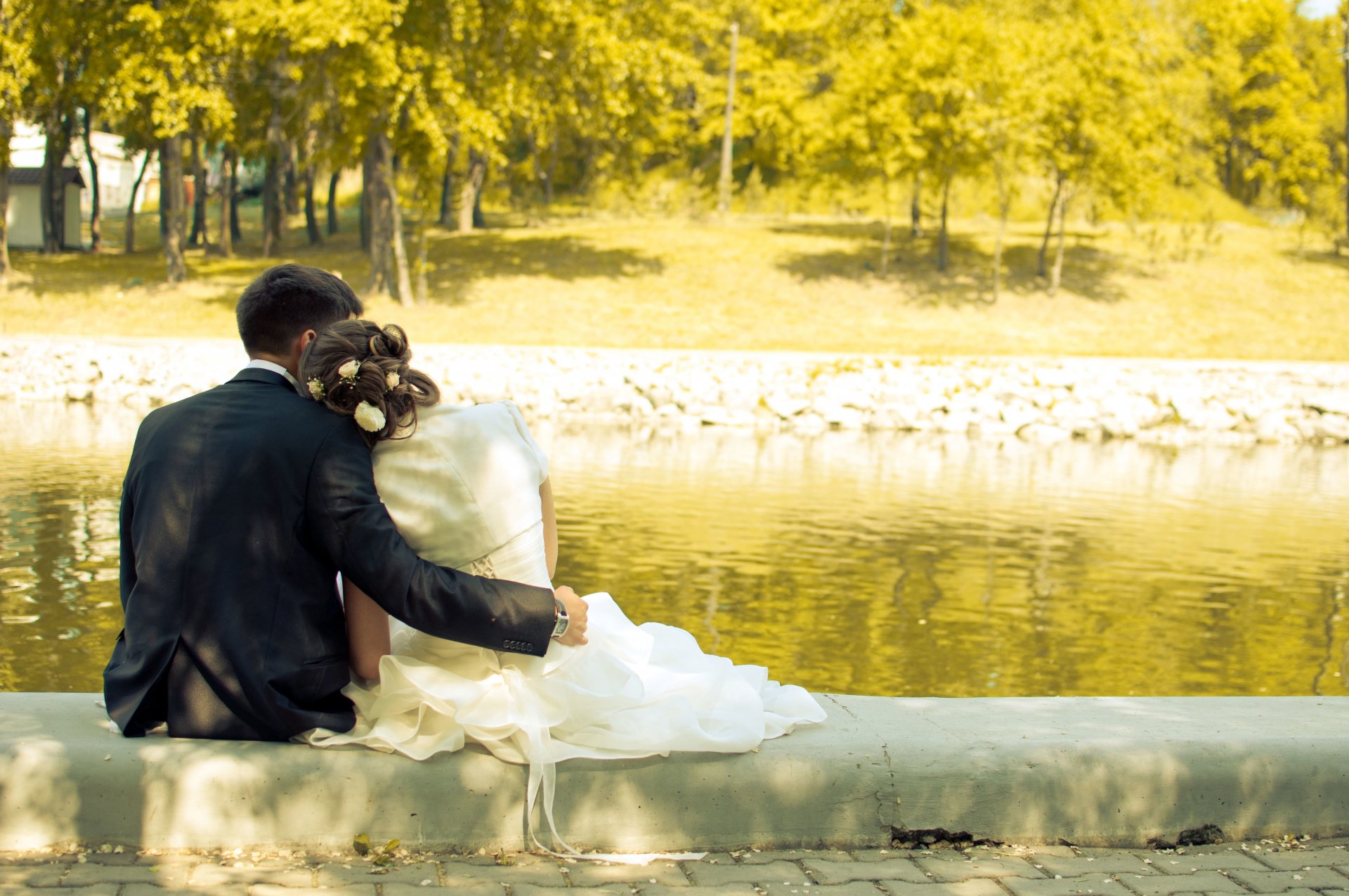 pareja novia y novio lago árboles amor