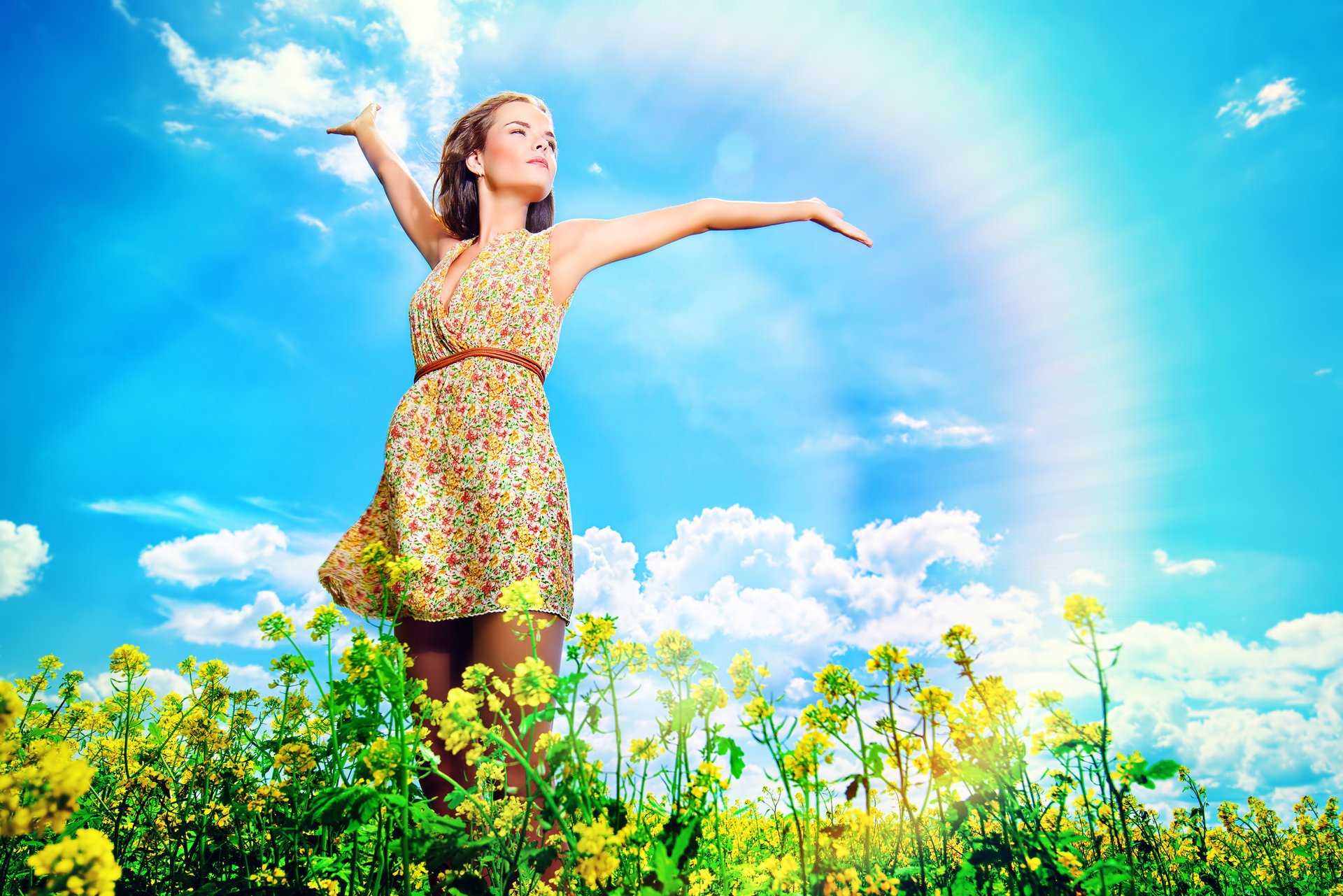 de la nature ciel nuages arc en ciel les fleurs sauvages jeune fille châtain les fleurs sauvages les cheveux bruns