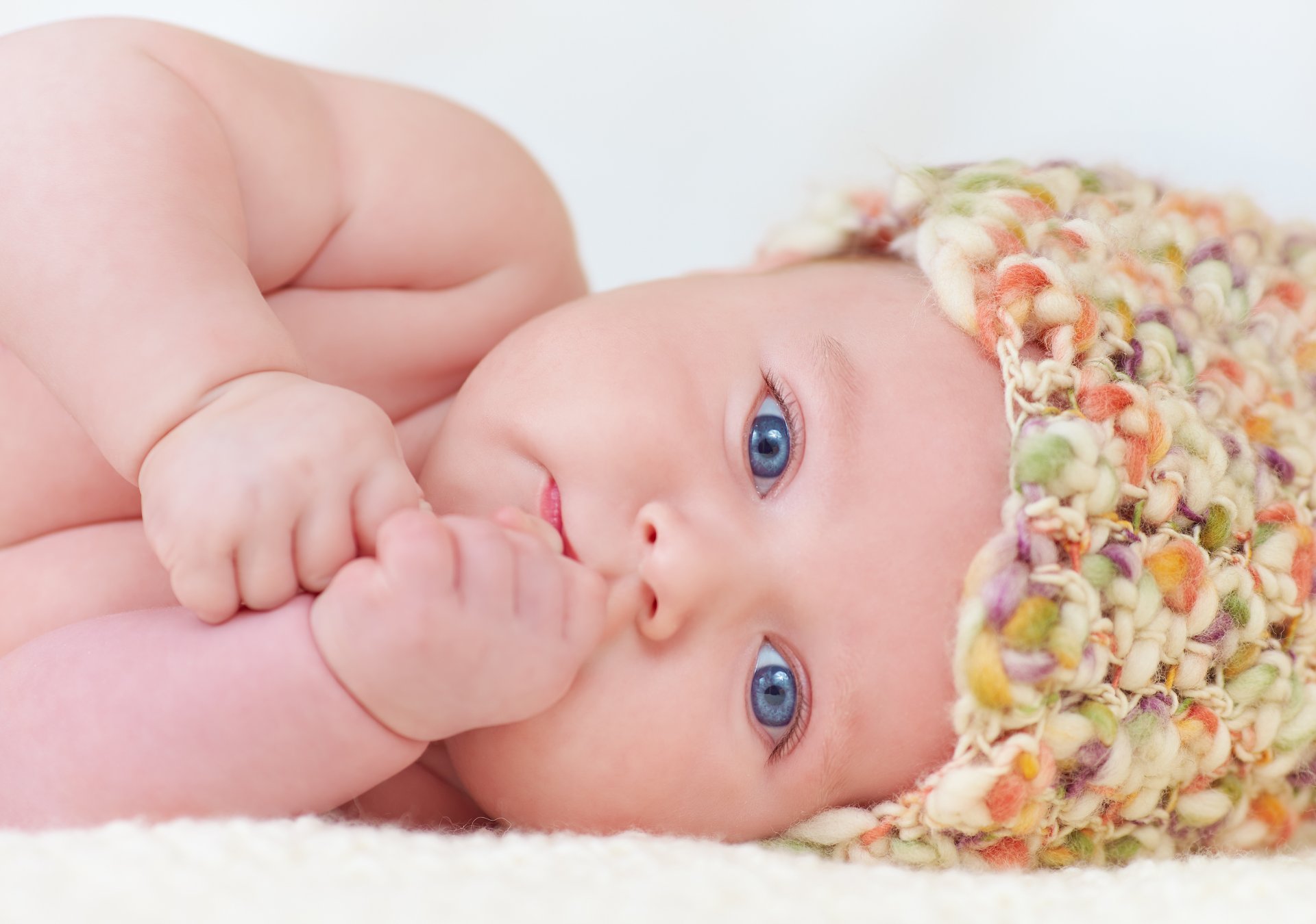 bébé bébé bébé visage yeux bleus un regard un bonnet