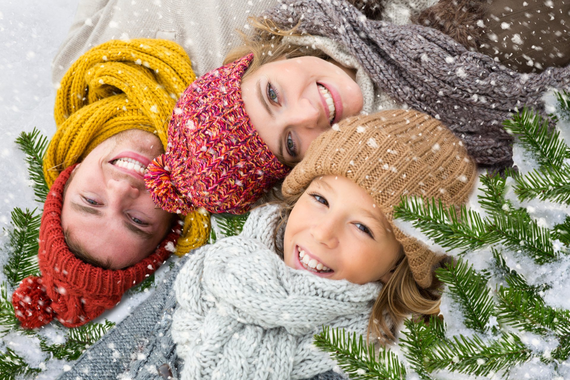 le nouvel an la fête la famille l hiver la neige le sapin branches sourire