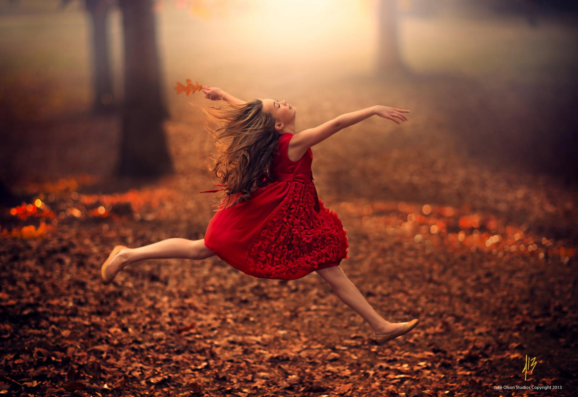 automne fille enfant aller robe liberté route fille automne saut danse feuilles robe rouge ballerines fée elfe