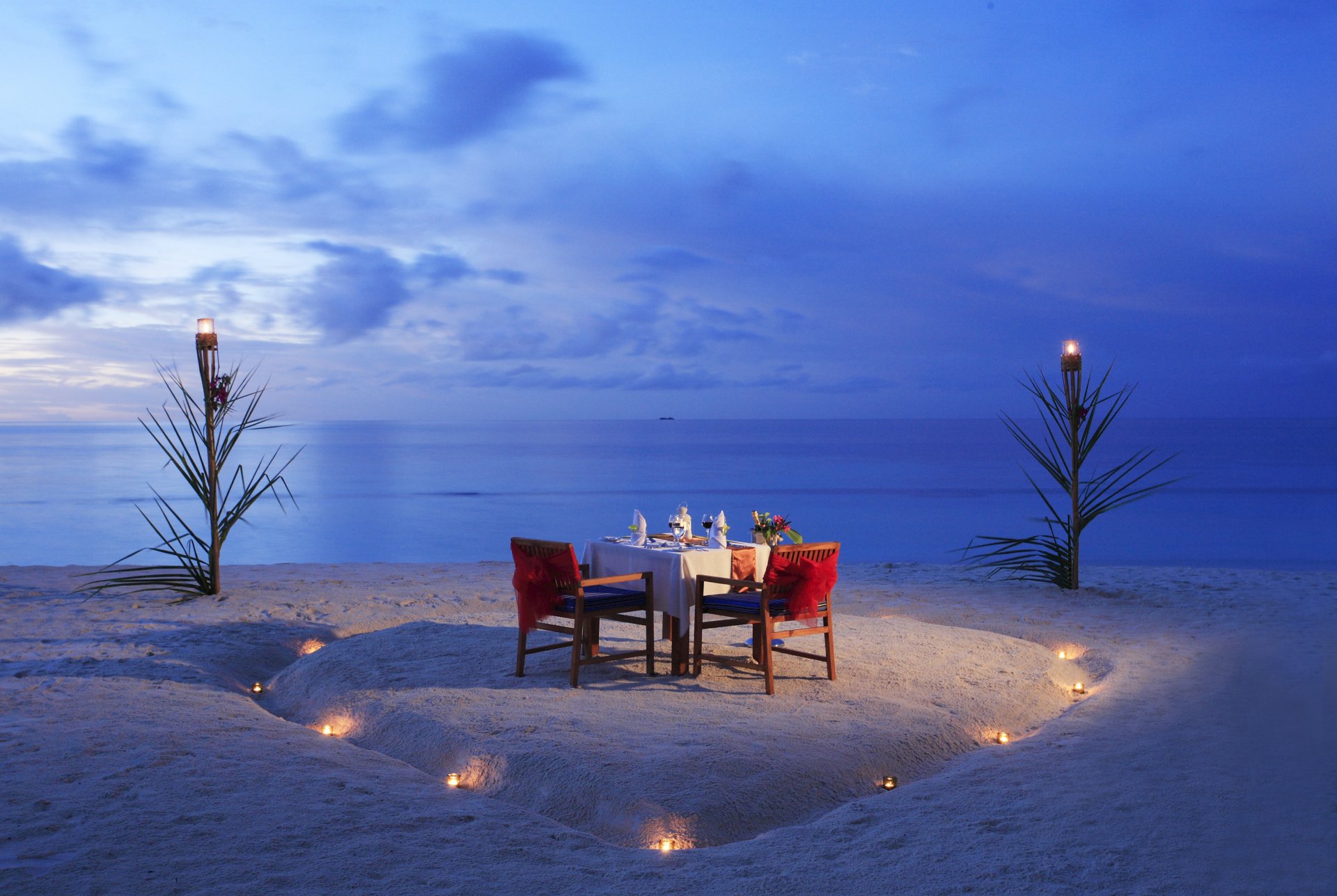 le soir plage dîner des bougies de l océan de la romance coucher de soleil romantique afficher