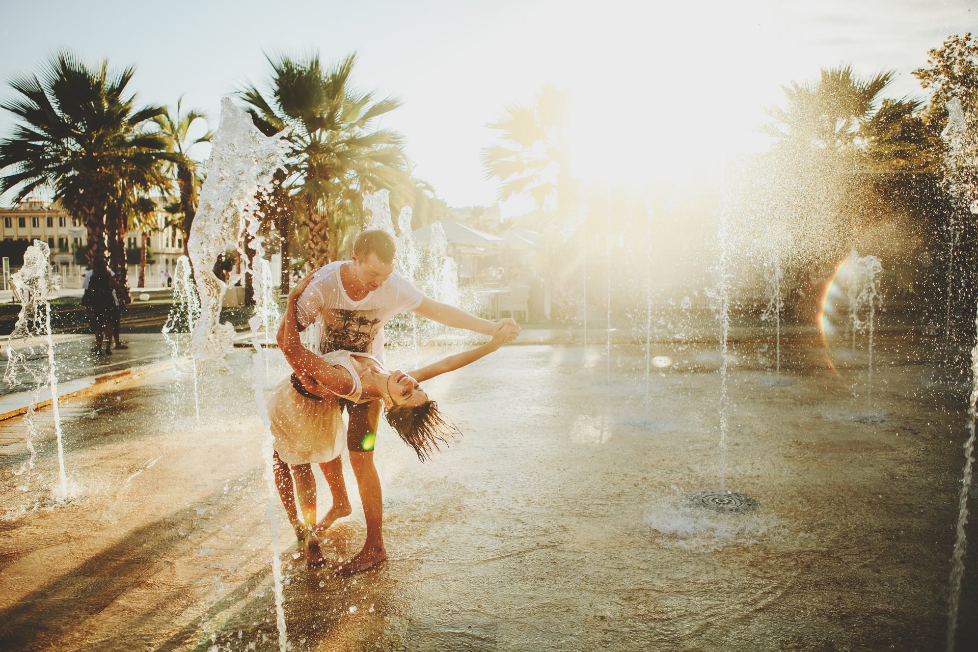 deux amoureux fontaine danse bonheur