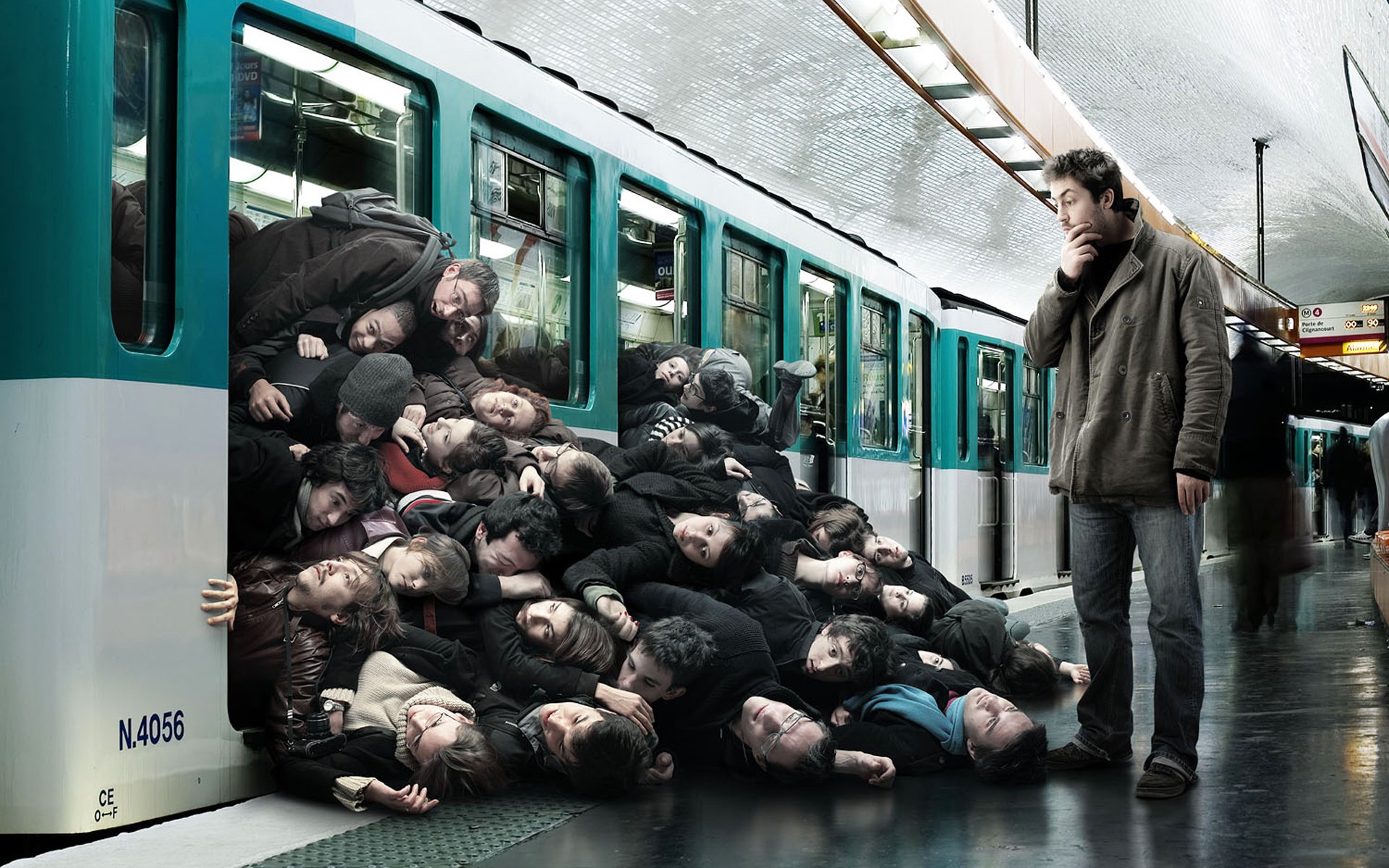 roman laurent romain laurent creativo metro vagón puertas gente gente pasajeros montaña bloqueo humor