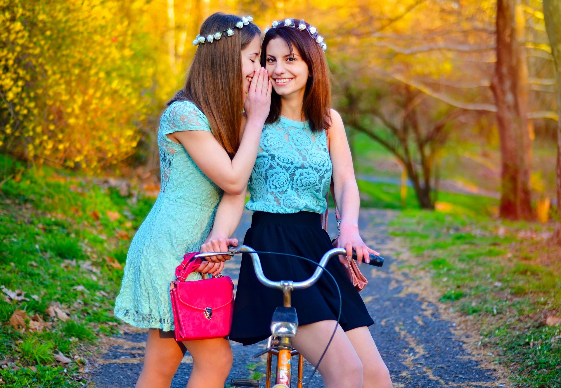 le vélo la bulgarie la cekim la mode la jeune fille ikoseomer le modèle le portre soeur sourire un ressort un gemini