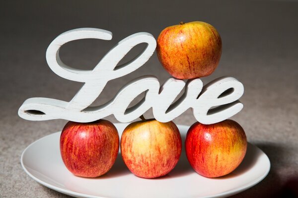 Слово любовь на тарелке с яблоками