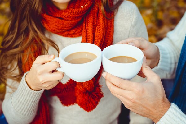 Dos personas toman café en otoño