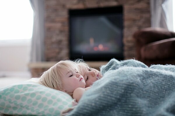 Les enfants sont au lit dans une confortable maison de