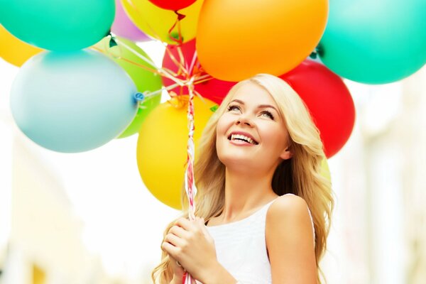 Szczęśliwa blondynka z balonami