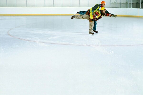 Travail patineurs sur la glace mince