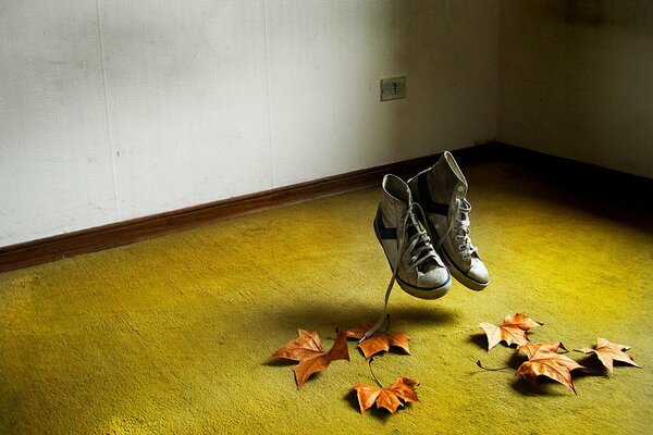 Les feuilles d automne. Vieilles chaussures de saut