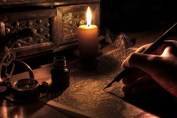 Ein Mann schreibt mit einem Stift im Licht einer Kerze