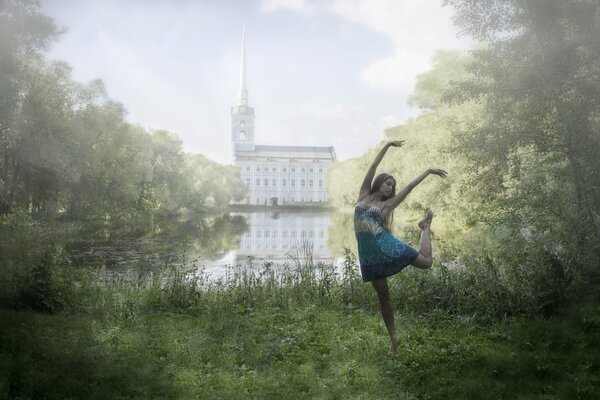 Fille danse sur fond flou