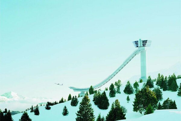 Skisprungschanze im Winter in den Bergen