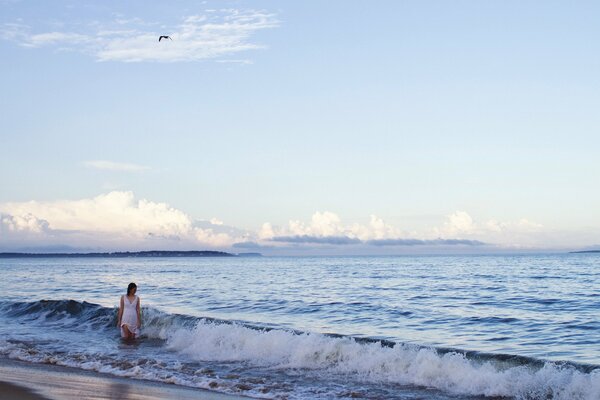 Ragazza nel mare freddo ribollente