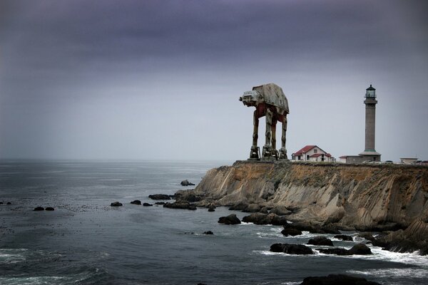 Ein großer Roboter an der Küste. Leuchtturm