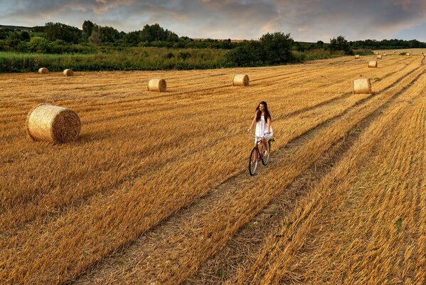 Chica en el campo en bicicleta