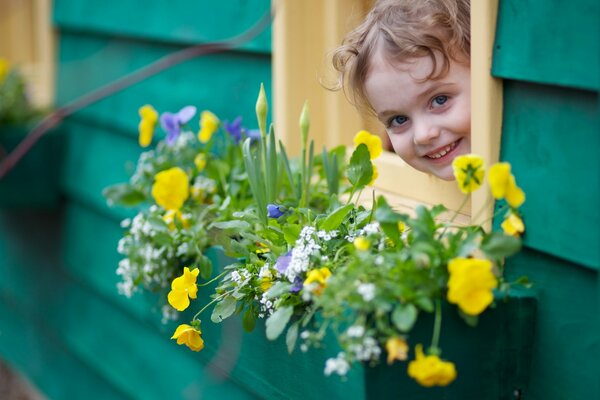 Jolie fille dans la maison avec des fleurs