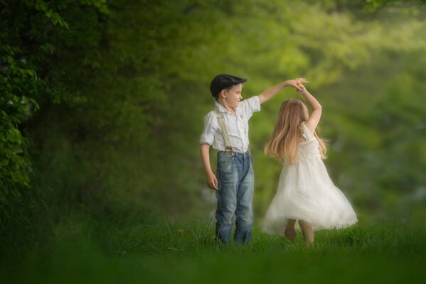 Mały chłopiec i dziewczynka tańczą