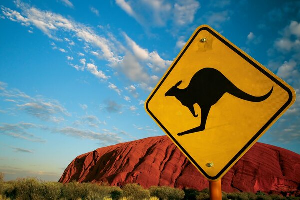 Gelbes Känguru-Zeichen in Australien auf einem Berghintergrund