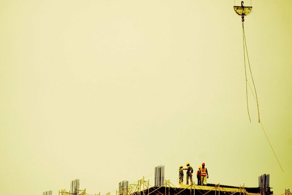 Der Baumeister auf der Baustelle, die Schlingen auf dem Gack