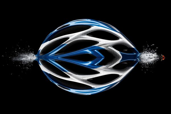 Kosmiczny niebieski kask dla rowerzysty