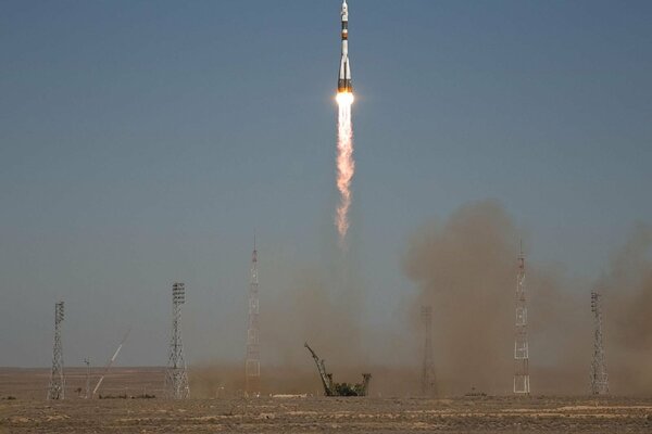 Starten einer Sojus-Rakete Typ-16. Blauer Himmel und Staub