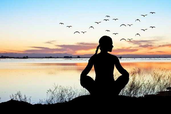 Cours de yoga au bord de la rivière