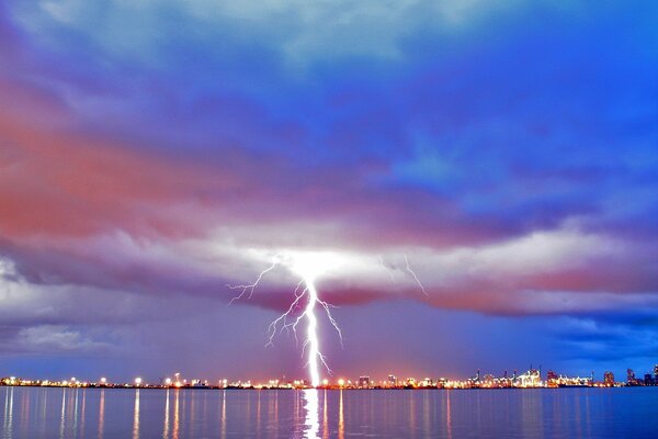 Lightning is reflected in the water