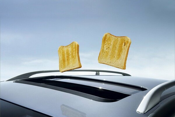 Belle fette di pane sullo sfondo di un auto incredibile