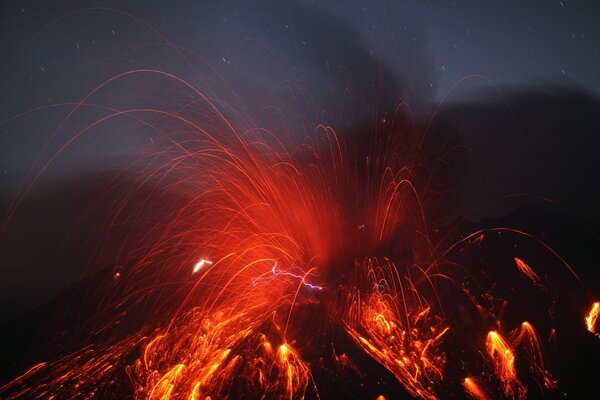 Ночное извержение лавы из вулкана
