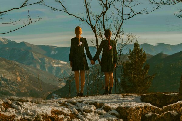 Zwei Mädchen schauen auf die Berge