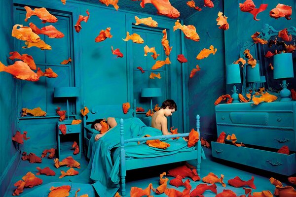 Chambre bleue avec des poissons d or