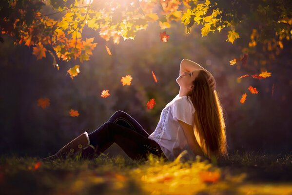 Chica de pelo largo en el fondo de otoño