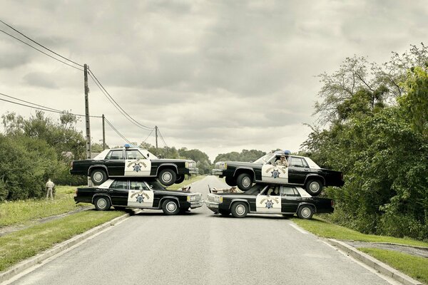 Eine solche Ansammlung von Polizeiwagen kann nur im Film gesehen werden