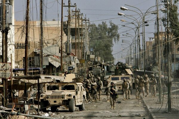 Auf der Straße Soldaten und Techniker