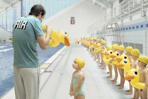 Les enfants de la piscine avec des cercles en forme de canards