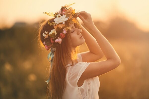 Une jeune fille portant une couronne de fleurs d été