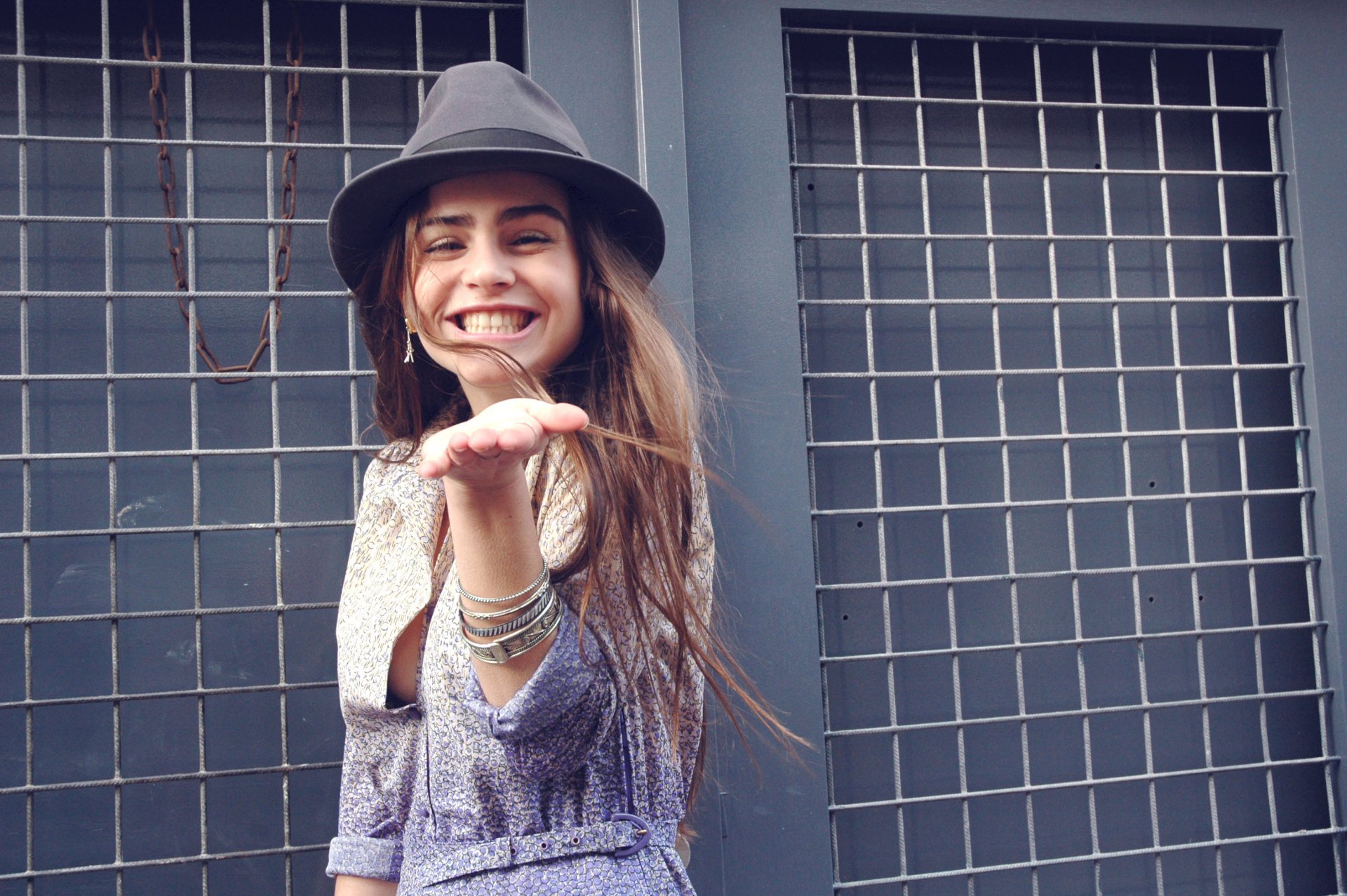 città ragazza cappello sorriso