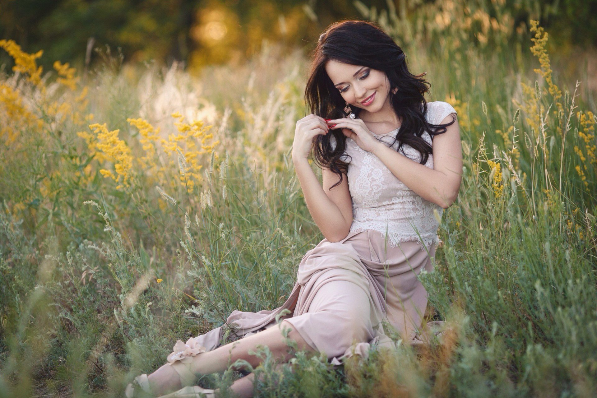 ragazza angelina petrova bruna ucraina steppa erba bella bellezza sandali vestito orecchini anello sorriso denti