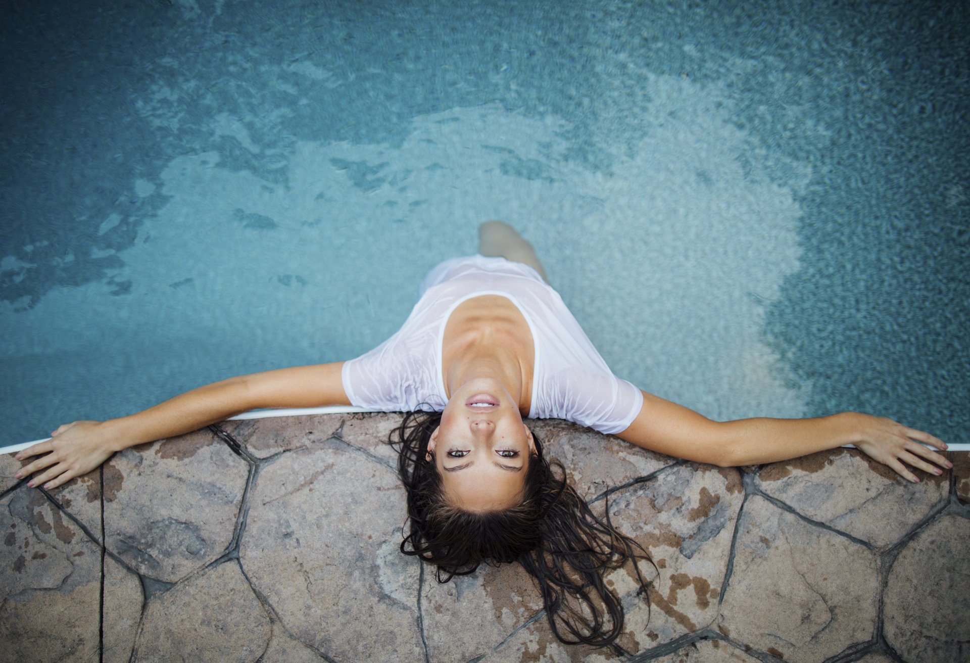 ragazza vista dal basso piscina jessie herzog