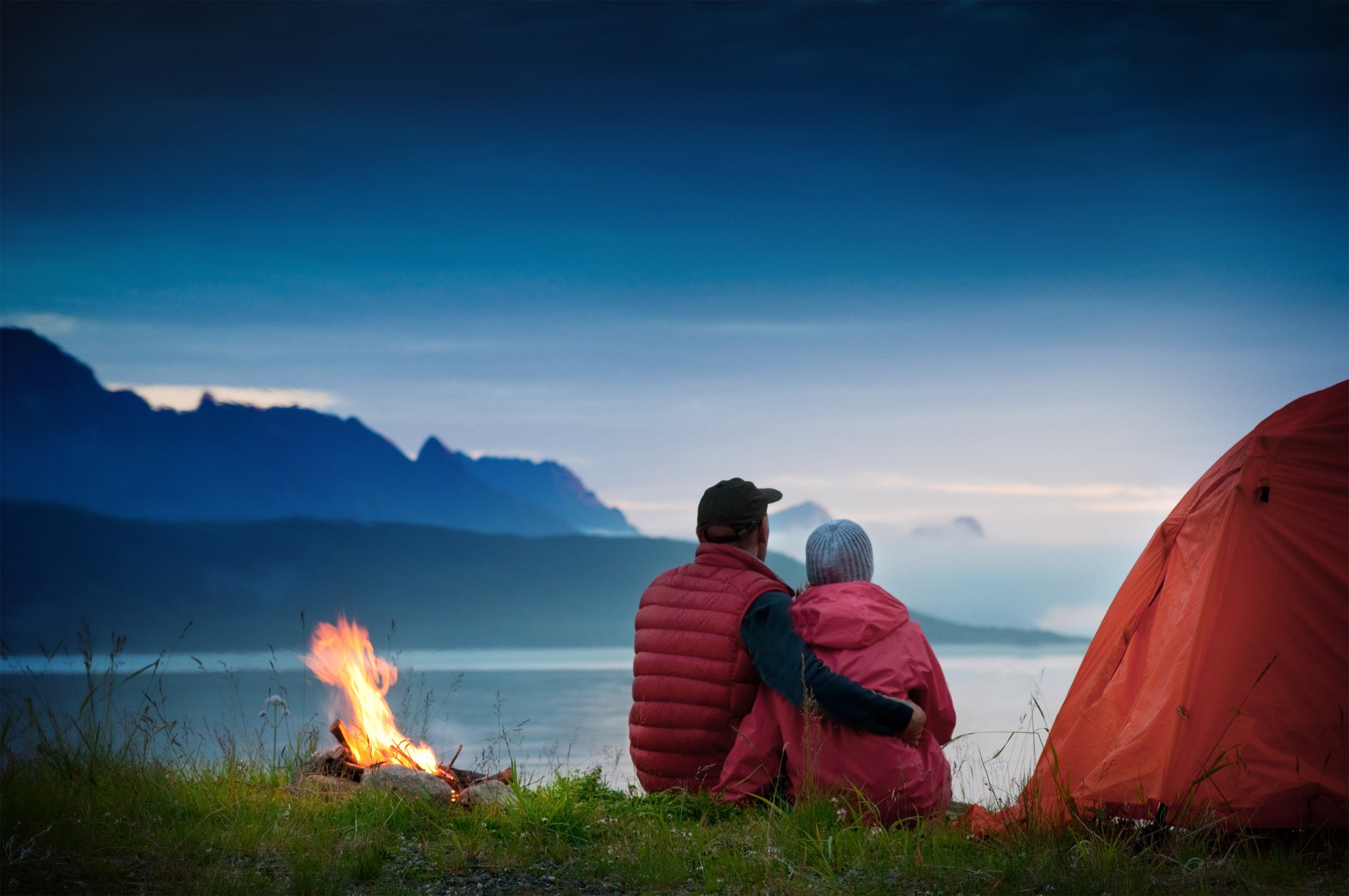le soir au crépuscule l herbe le feu la vapeur la tente le lac la brume