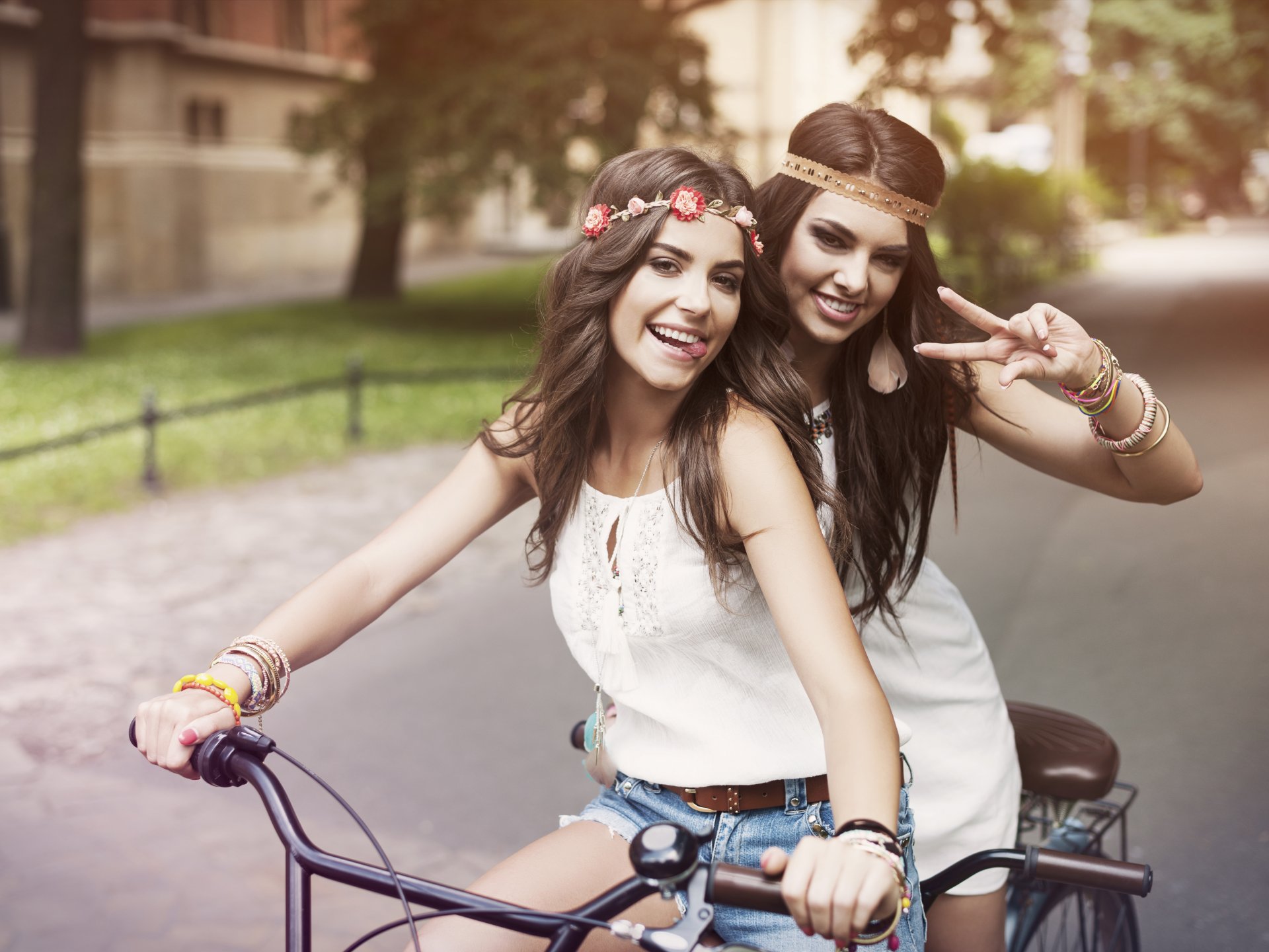 ragazze fidanzate sorrisi umore sguardi bicicletta