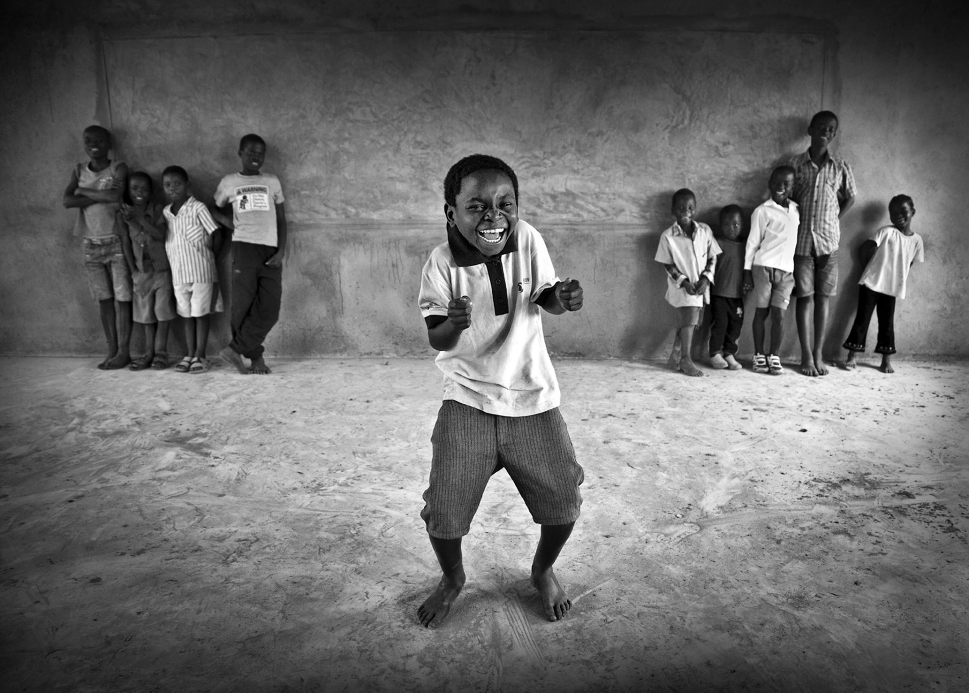 bébé noir danser rire sourire noir&blanc barefeet nègre enfants enfant danse h/b nu-pieds nu-pieds les jambes hd