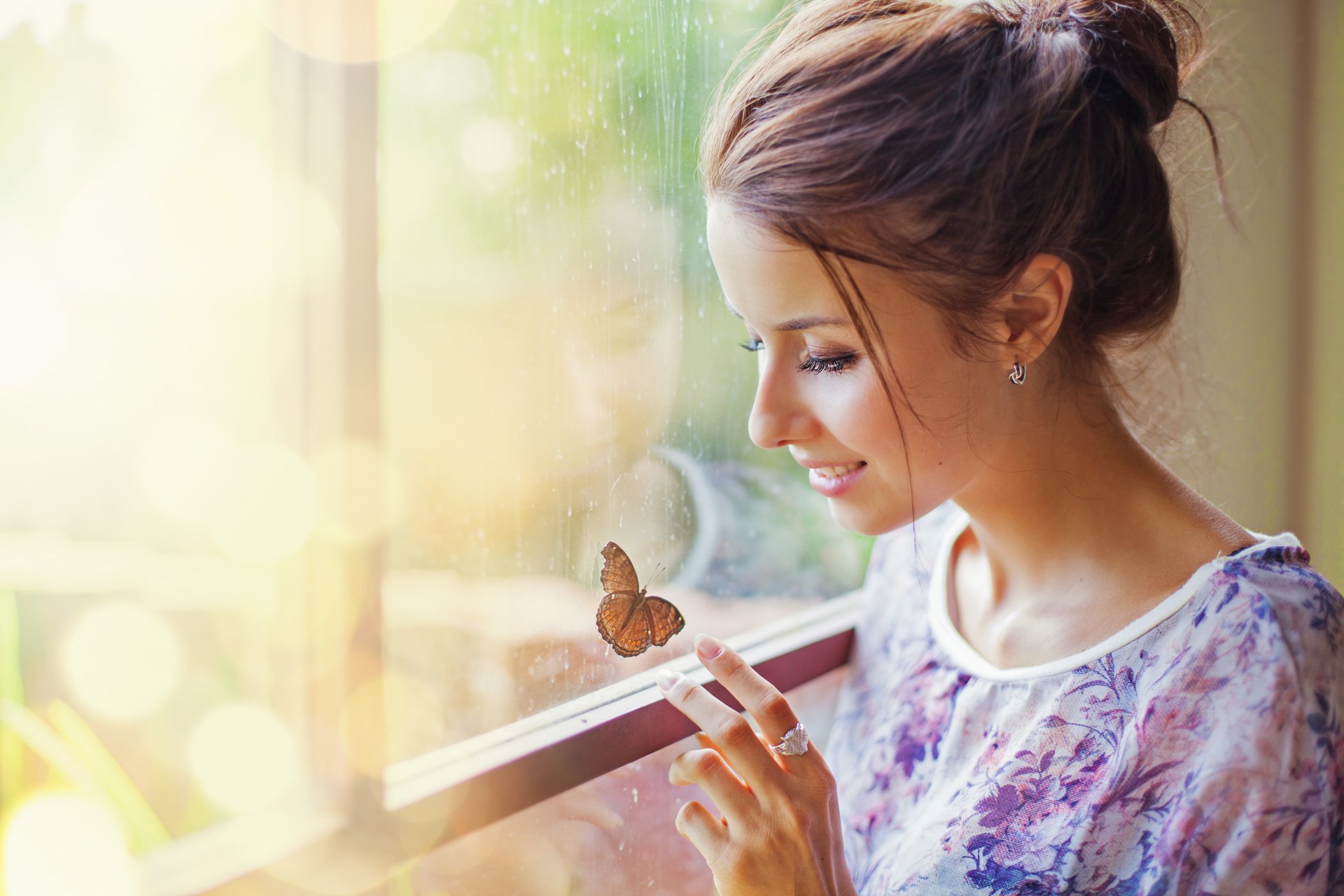 chicas mujer sonrisa cara manos mariposas