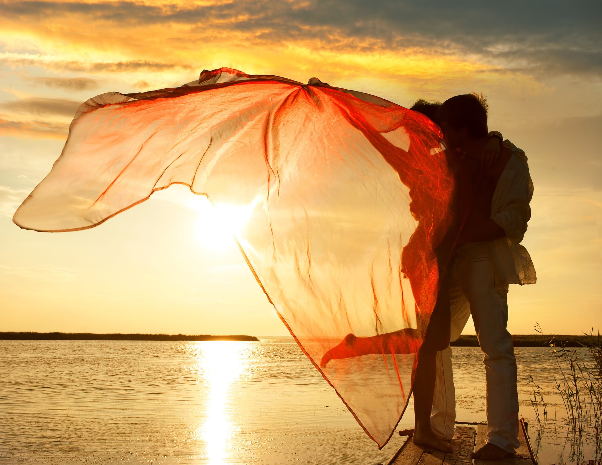 ragazza ragazzo panno vento lago tramonto