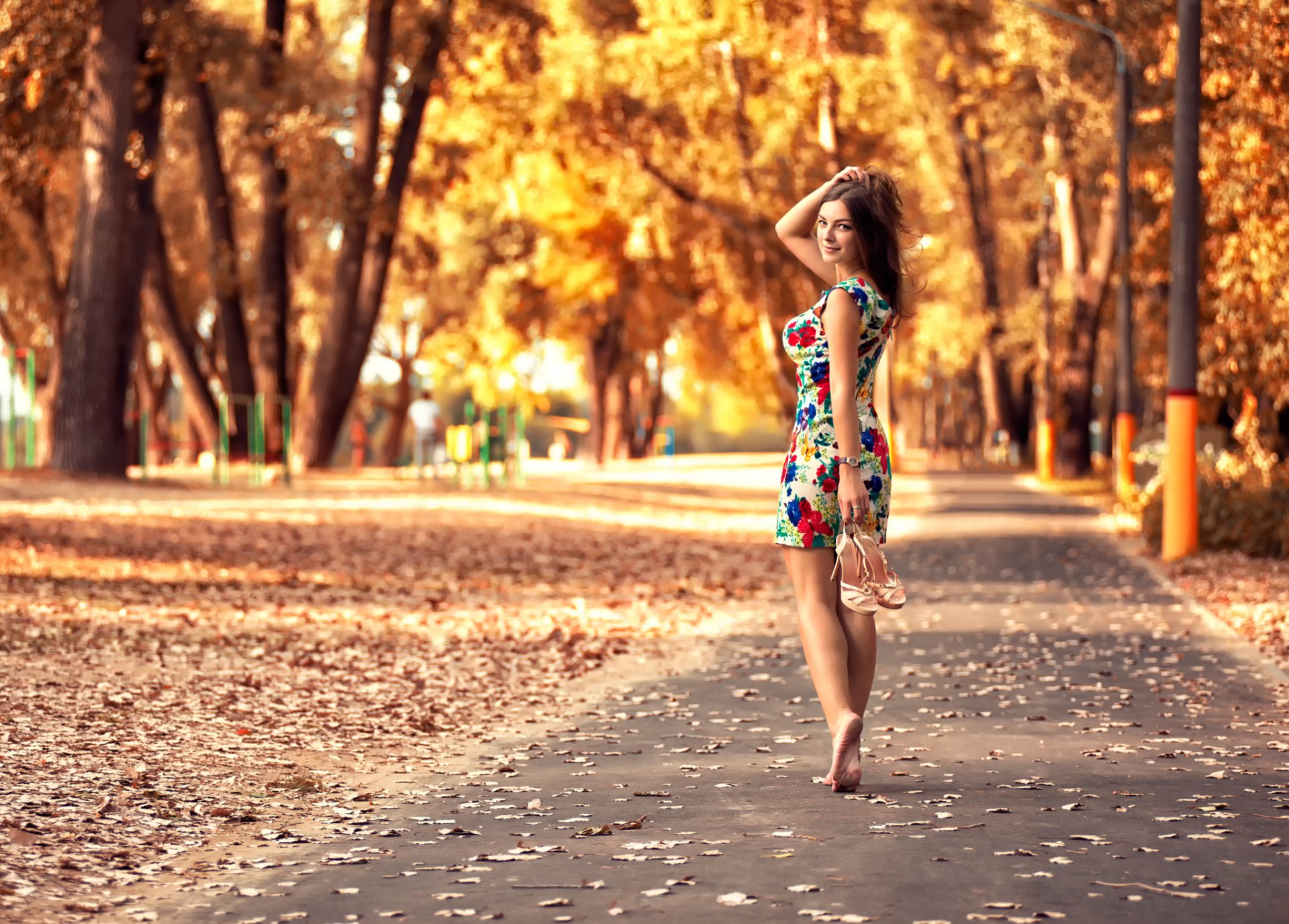 chica parque otoño hojas vestido encanto piernas anton pechkurov